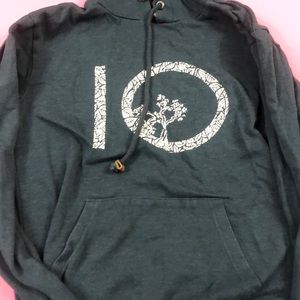 10 tree sweater size small